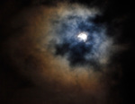 Slunce a mesic v mlhovine mraku