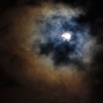 Slunce a mesic v mlhovine mraku