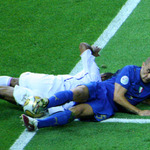 FINLE MS 2006 vo futbale - Taliansko - Franczsko - aj tak je futbal - na zemi Fabio Cannavaro (modr) a Florent Malouda