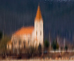 Kostolk na brehu jazera