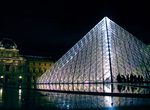 Louvre v noci