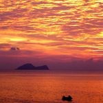Ohnivy zapad slnka na Borneu - Damai plaz