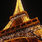 Eiffel tower v noci.