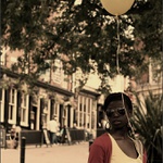 Na ulici stála a pohrávala si se žlutým balónkem
