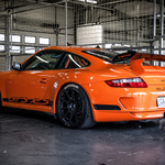 Oranov zvodn Porsche 911 v boxu